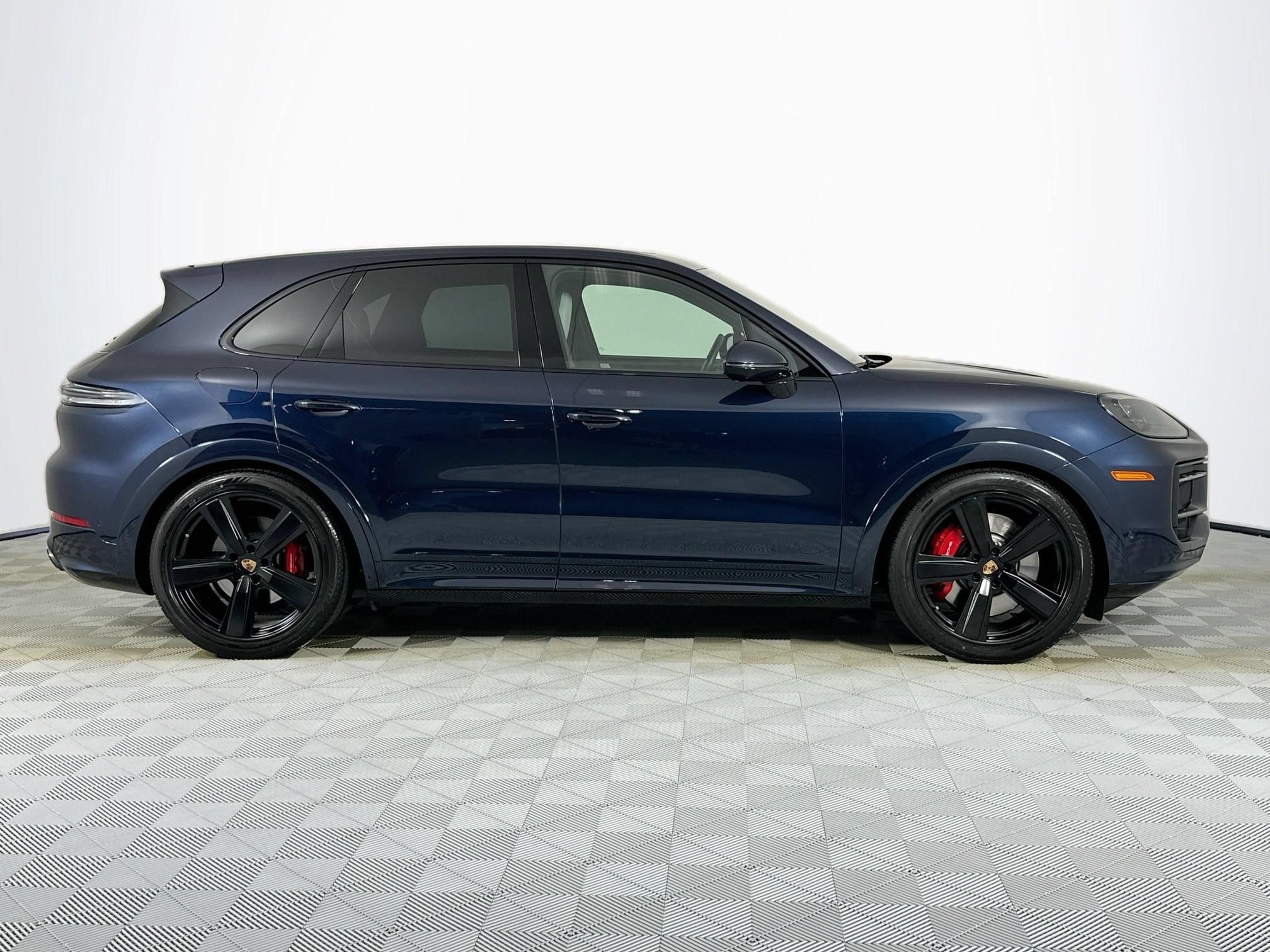 Used 2025 Porsche Cayenne GTS AWD/4WD image 4