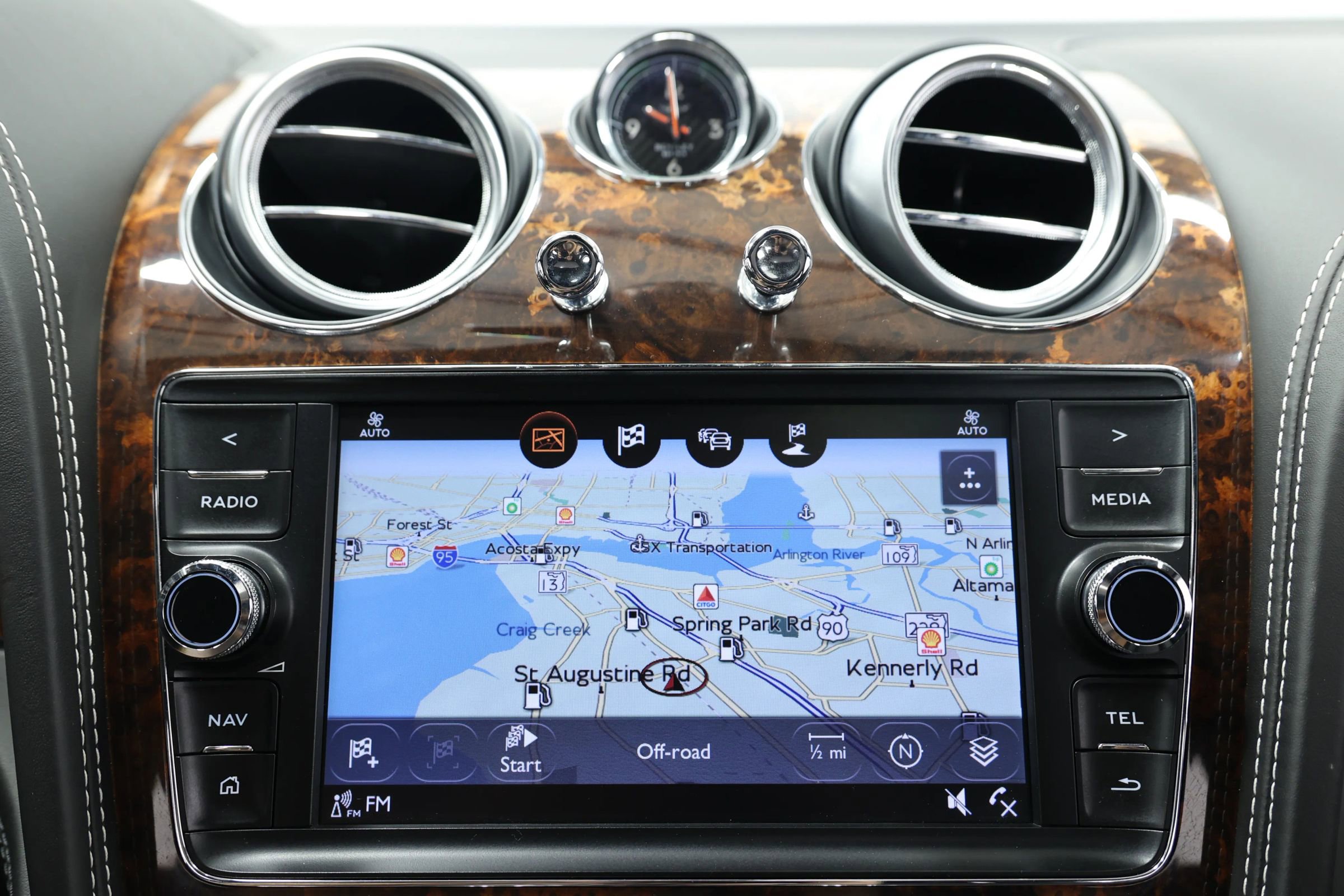 Used 2017 Bentley Bentayga image 44