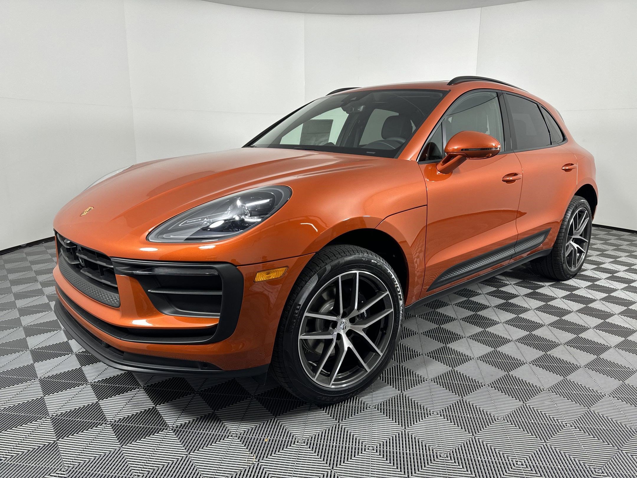 Used 2025 Porsche Macan image 1