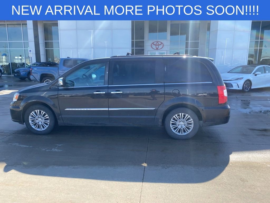 Used 2015 Chrysler Town & Country Touring-L w/ Driver Convenience Group image 7