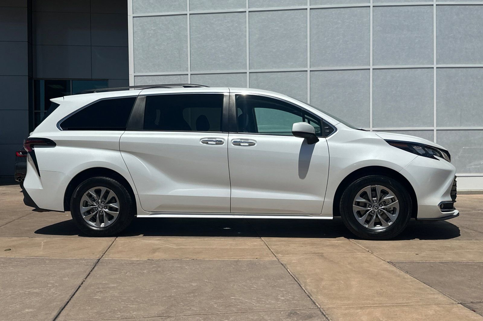 Certified 2024 Toyota Sienna XLE FWD image 3