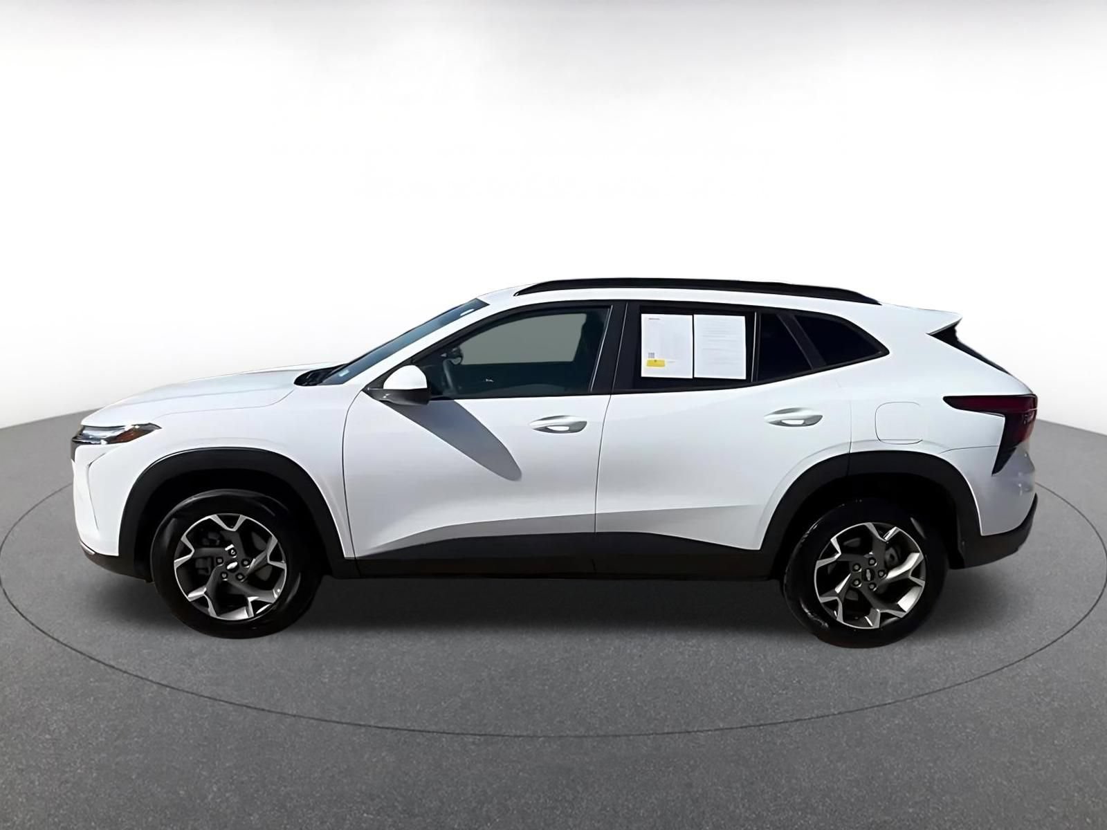 Used 2025 Chevrolet Trax LT FWD image 9