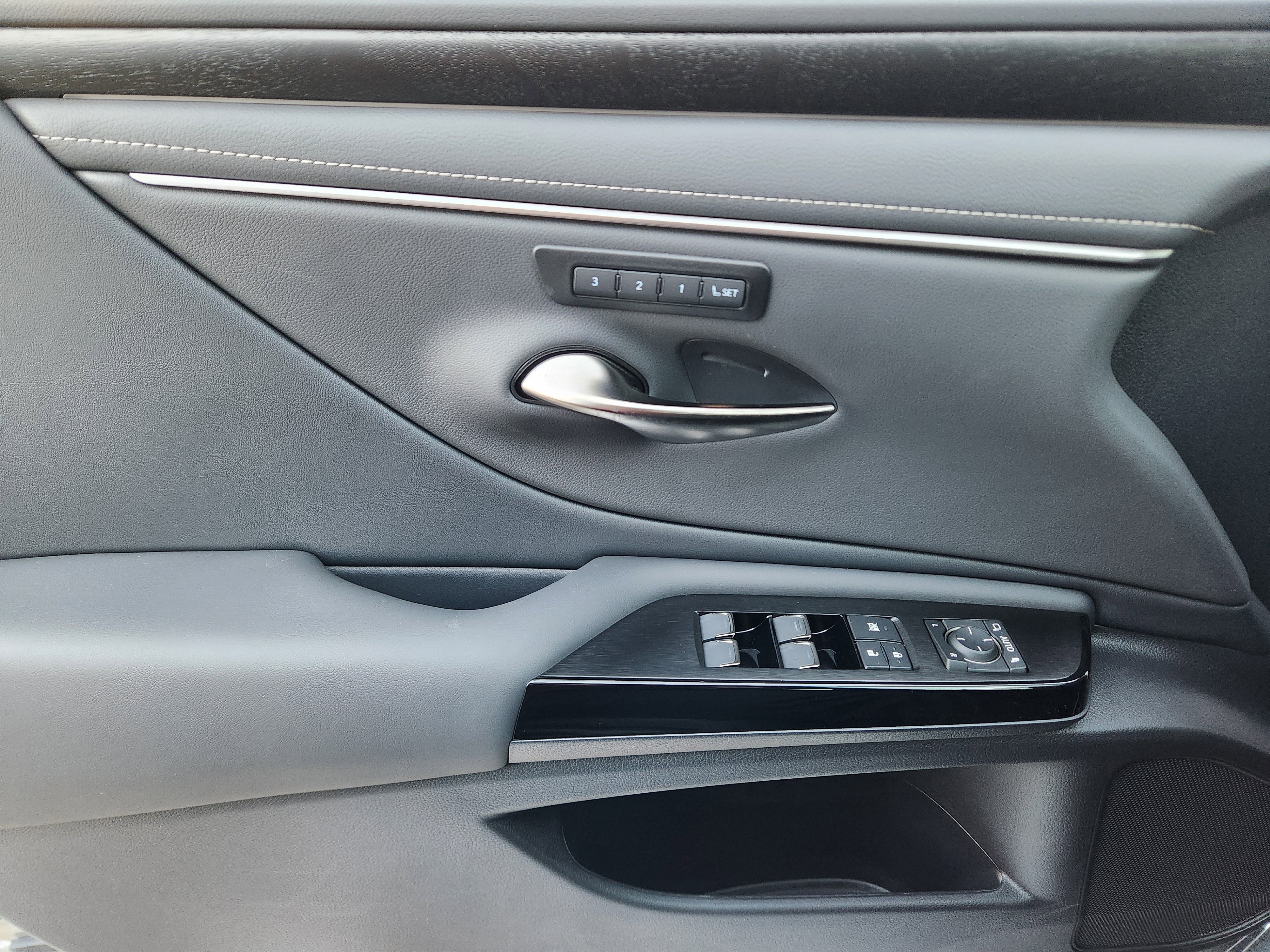 New 2025 Lexus ES 350 w/ Premium Package image 16