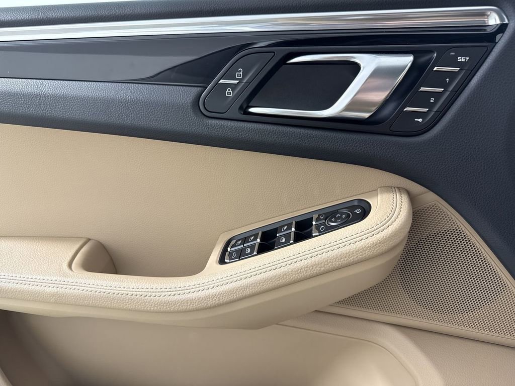 Certified 2025 Porsche Macan image 33
