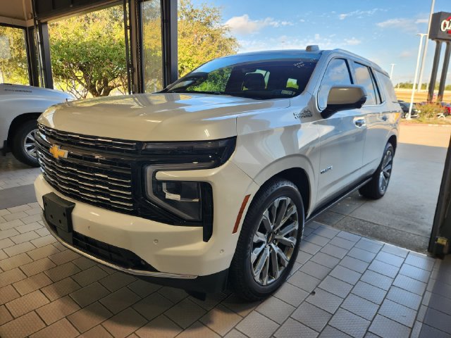 Used 2025 Chevrolet Tahoe High Country AWD/4WD image 3