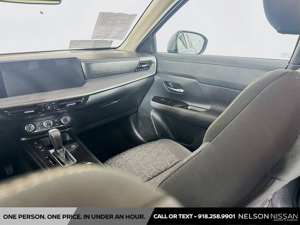 Used 2025 Nissan Kicks SV AWD/4WD image 21