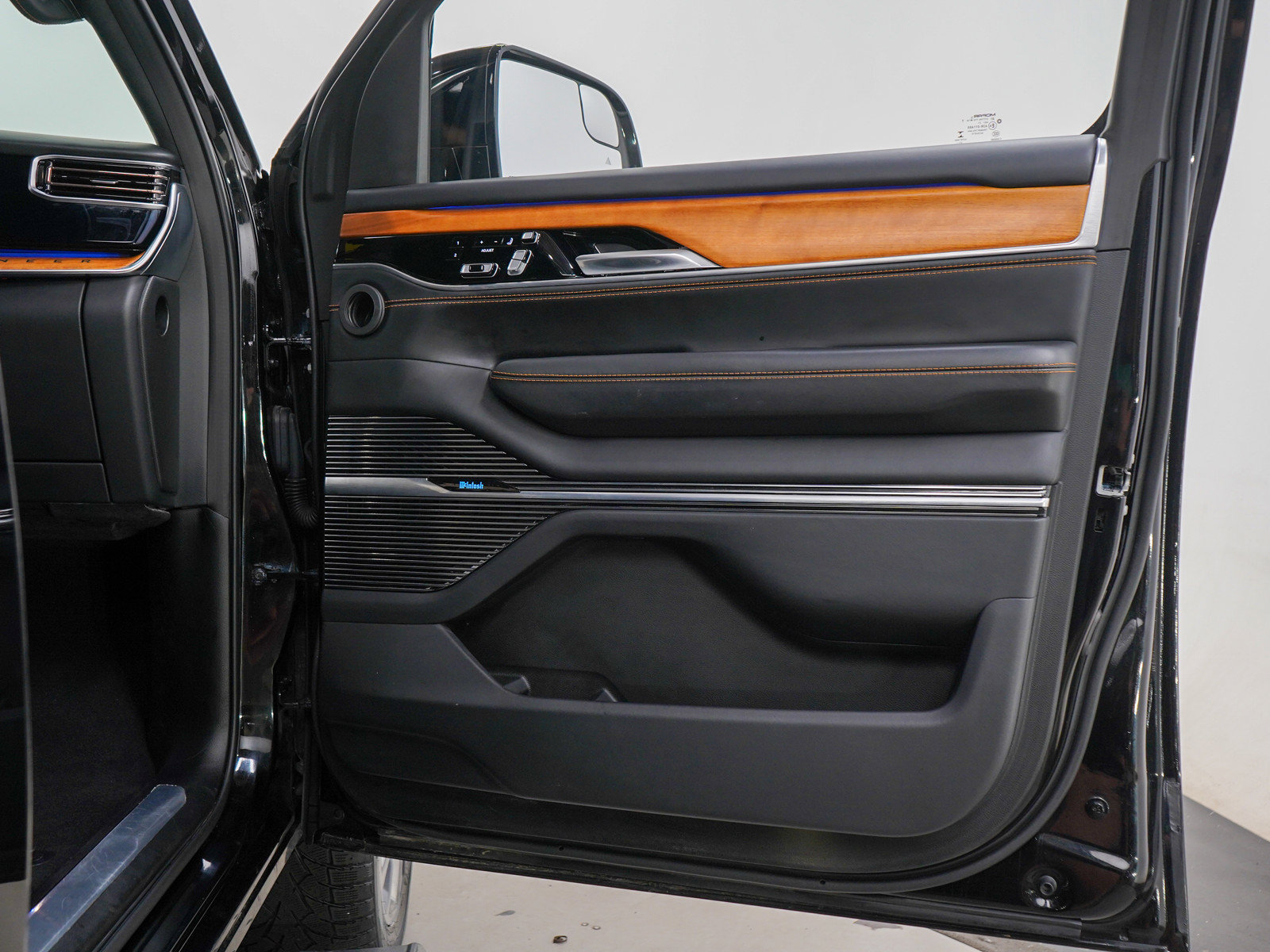 Used 2023 Jeep Grand Wagoneer Series III AWD/4WD image 9
