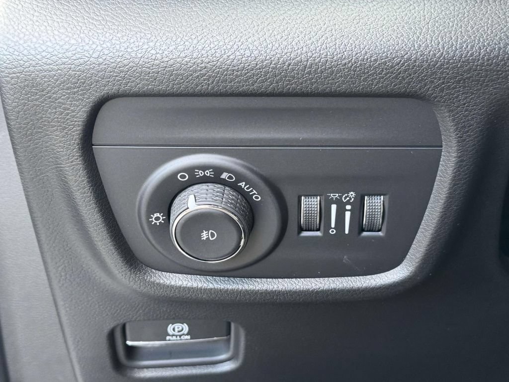 New 2025 Jeep Grand Cherokee Limited w/ Luxury Tech Group II AWD/4WD image 29