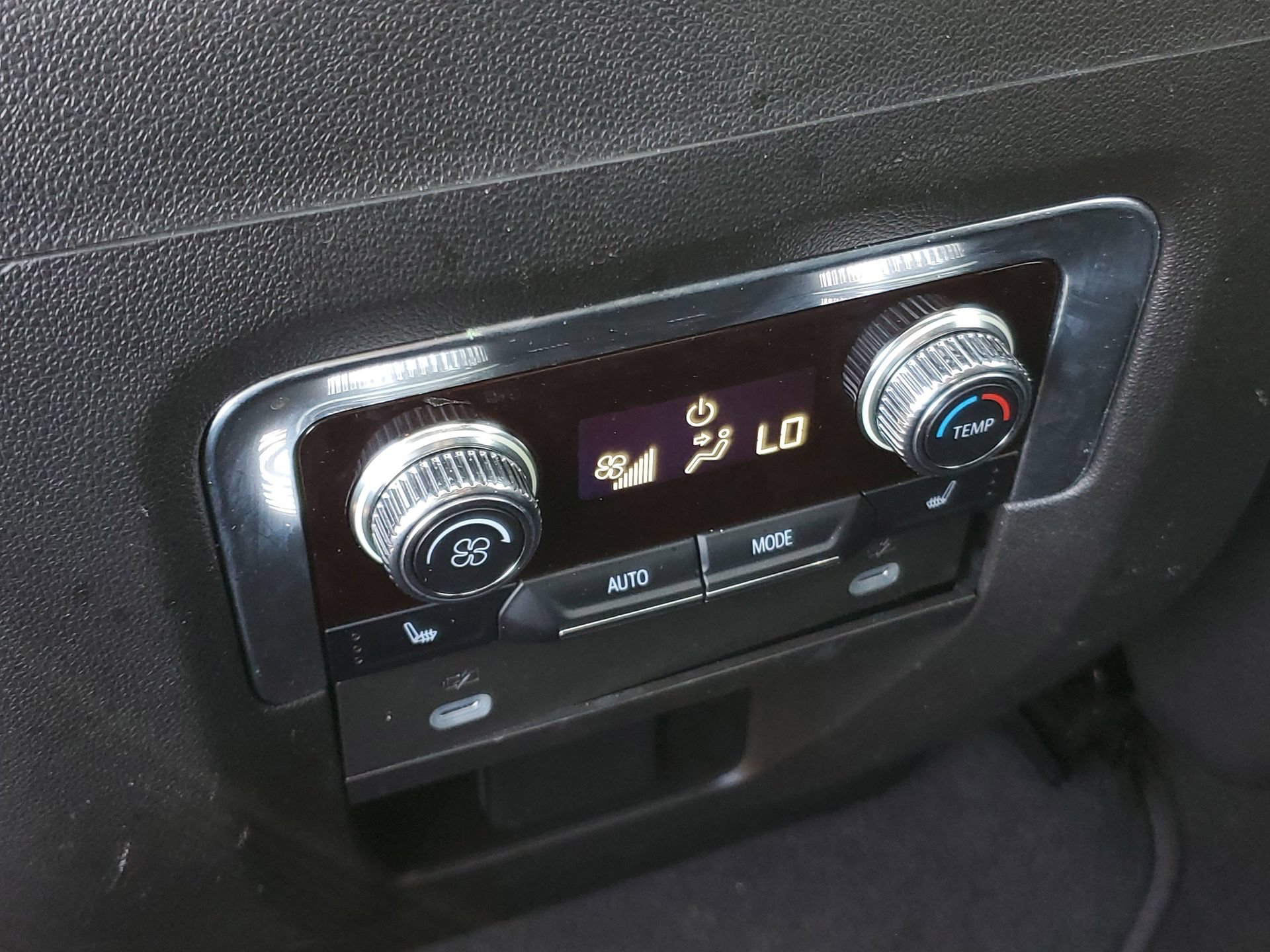 Used 2021 GMC Yukon SLT w/ SLT Premium Package AWD/4WD image 14