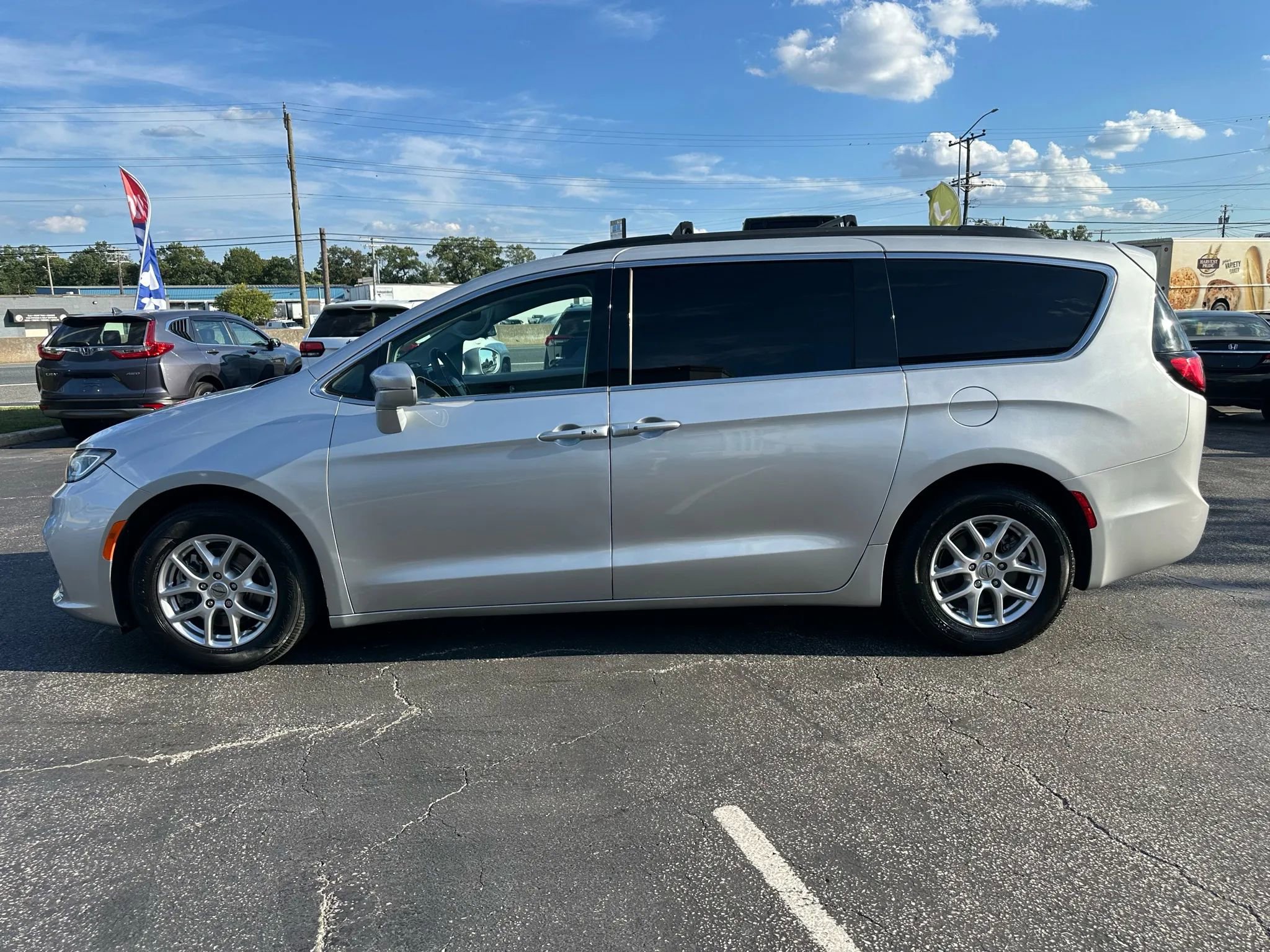 Used 2022 Chrysler Pacifica Touring-L image 10