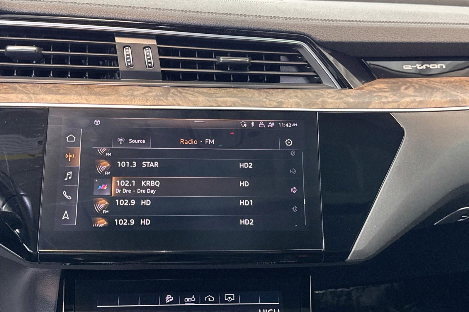 Used 2019 Audi e-tron Premium Plus w/ Cold Weather Package image 15