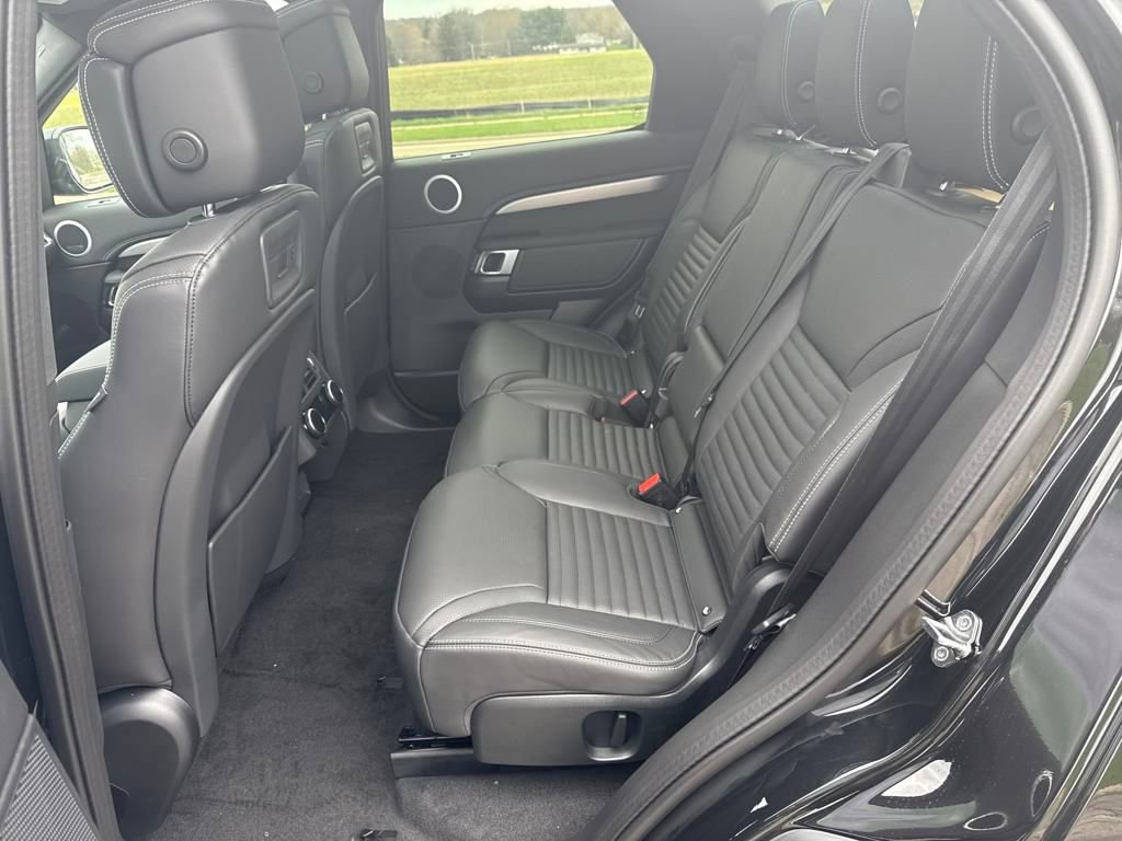 Used 2025 Land Rover Discovery Dynamic SE AWD/4WD image 17