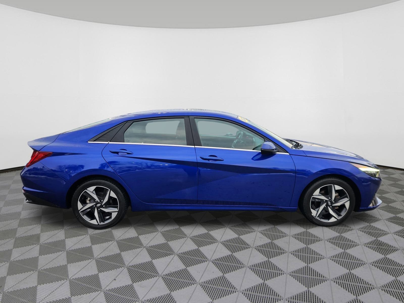 Certified 2023 Hyundai Elantra Limited w/ Preferred Accessory Package image 6