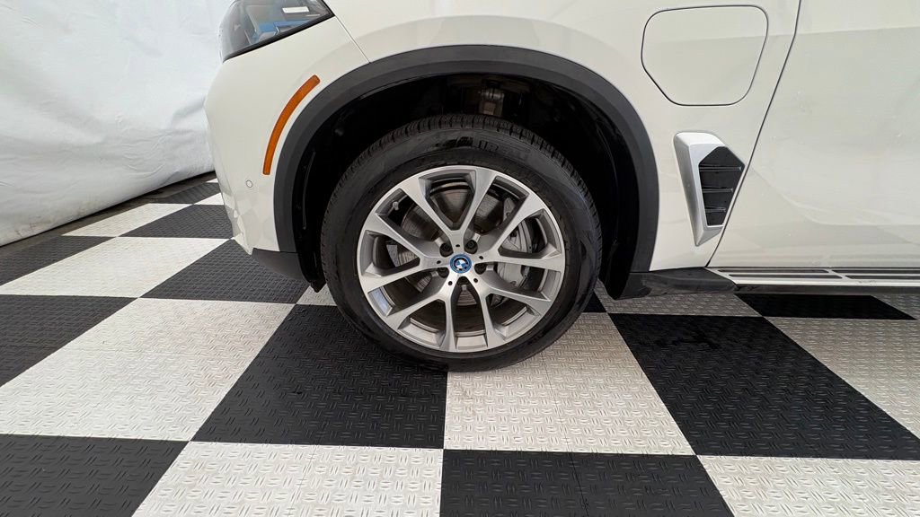 Used 2025 BMW X5 xDrive50e image 14
