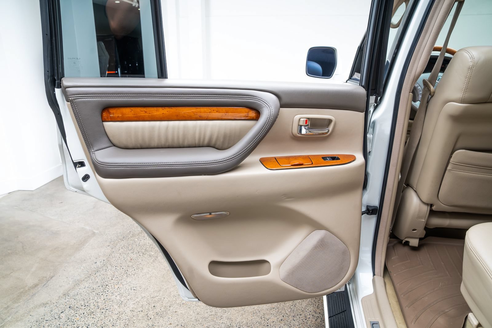 Used 2004 Lexus LX 470 4WD image 21