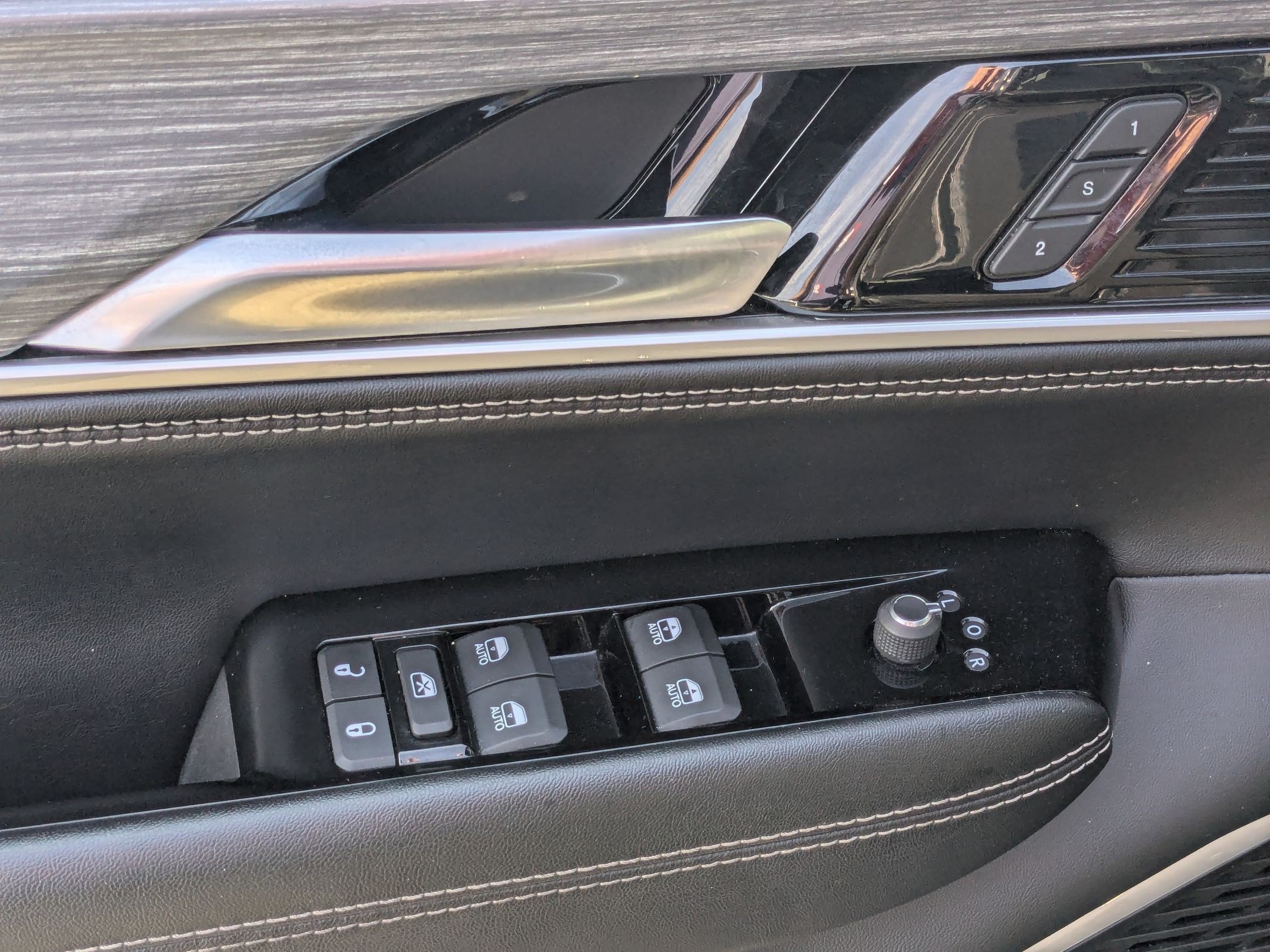 Used 2024 Jeep Wagoneer L Series II RWD image 11