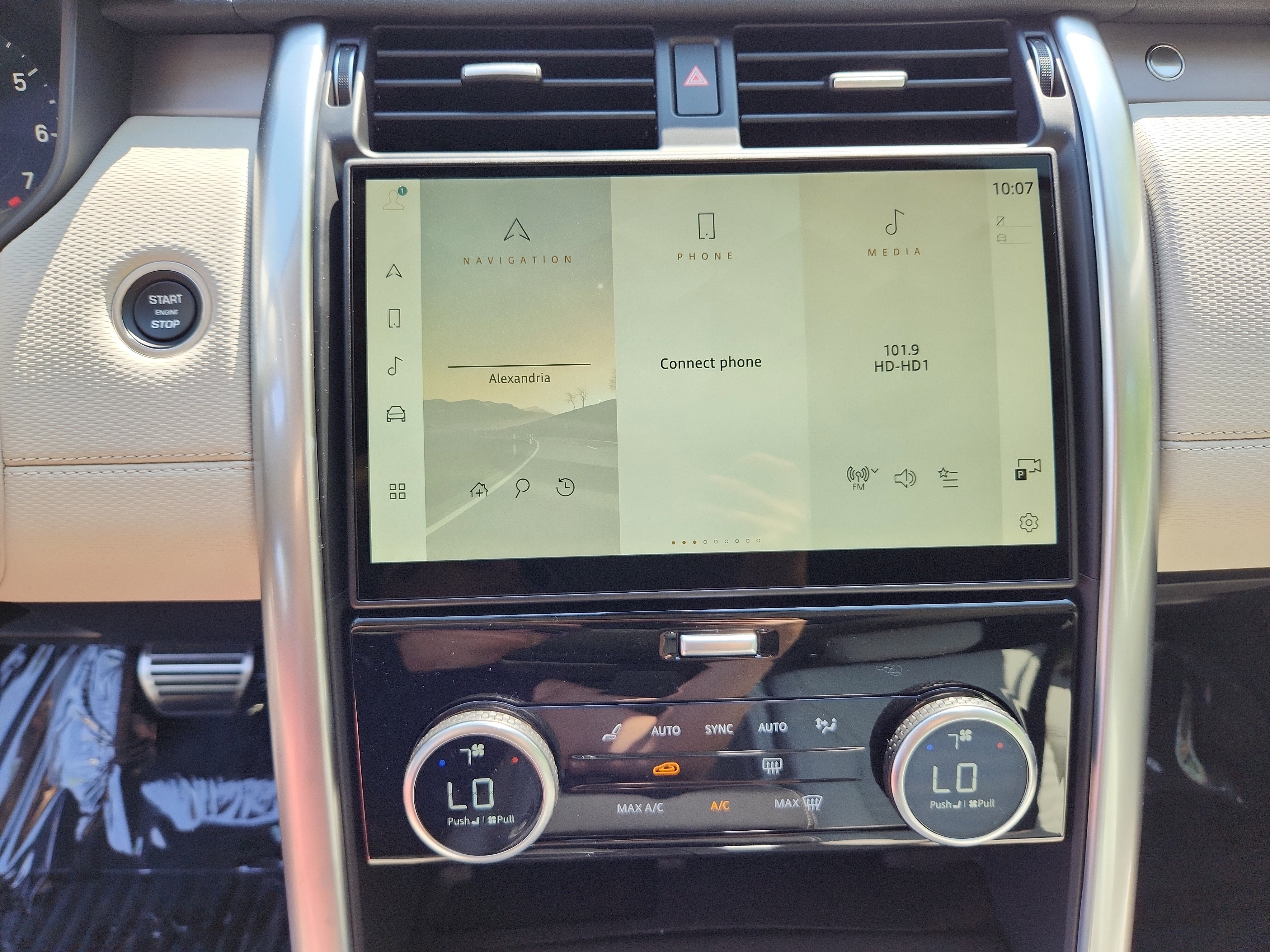 New 2025 Land Rover Discovery Dynamic SE image 17