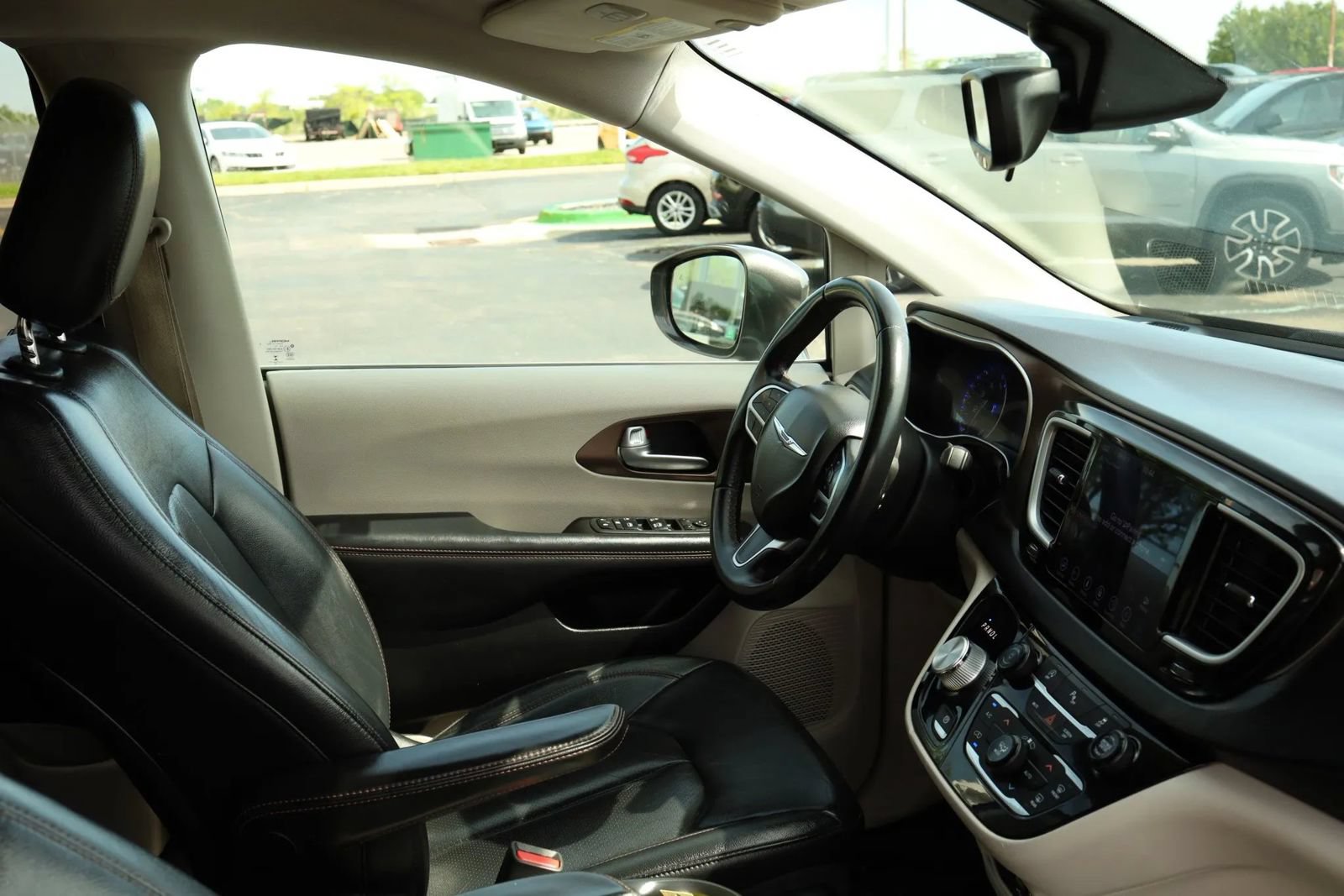 Used 2018 Chrysler Pacifica Touring-L FWD image 59