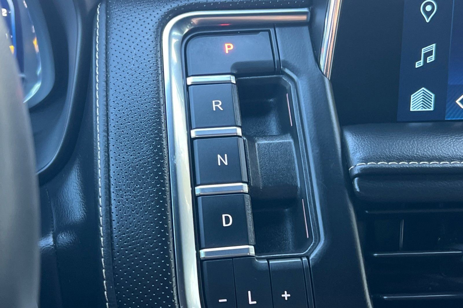 Used 2023 Chevrolet Suburban Premier image 23