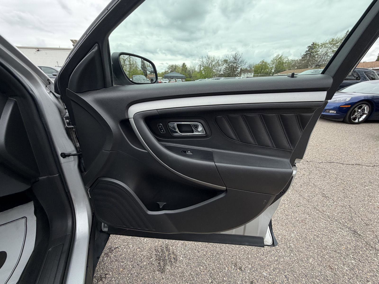 Used 2017 Ford Taurus SEL w/ Equipment Group 201A FWD image 31