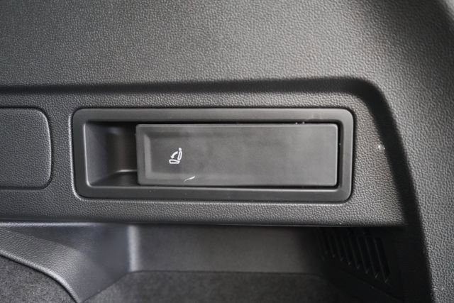 Used 2022 Volkswagen Tiguan SE w/ Panoramic Sunroof Package image 55