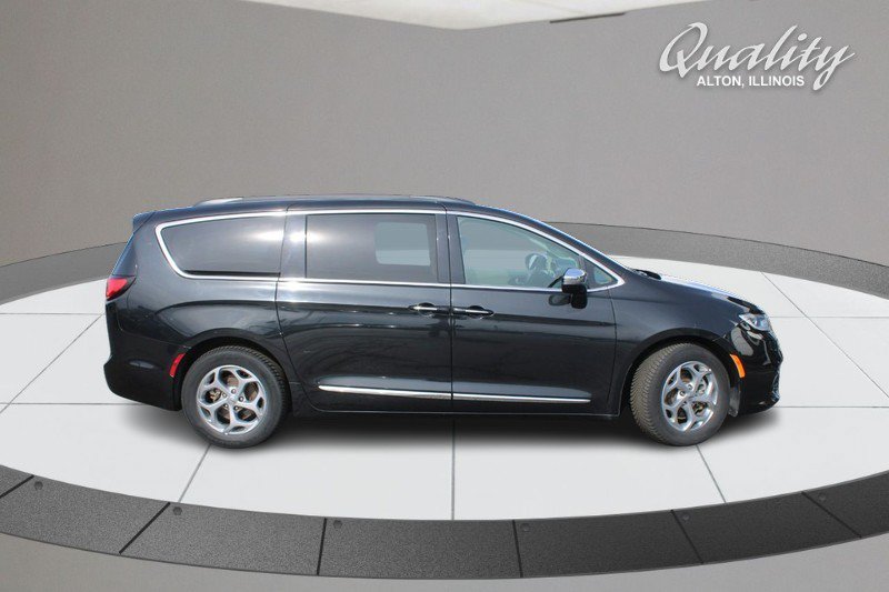 Used 2023 Chrysler Pacifica Limited FWD image 3