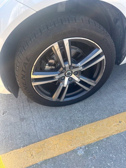 Used 2018 Volvo XC60 T5 Momentum w/ Vision Package AWD/4WD image 8