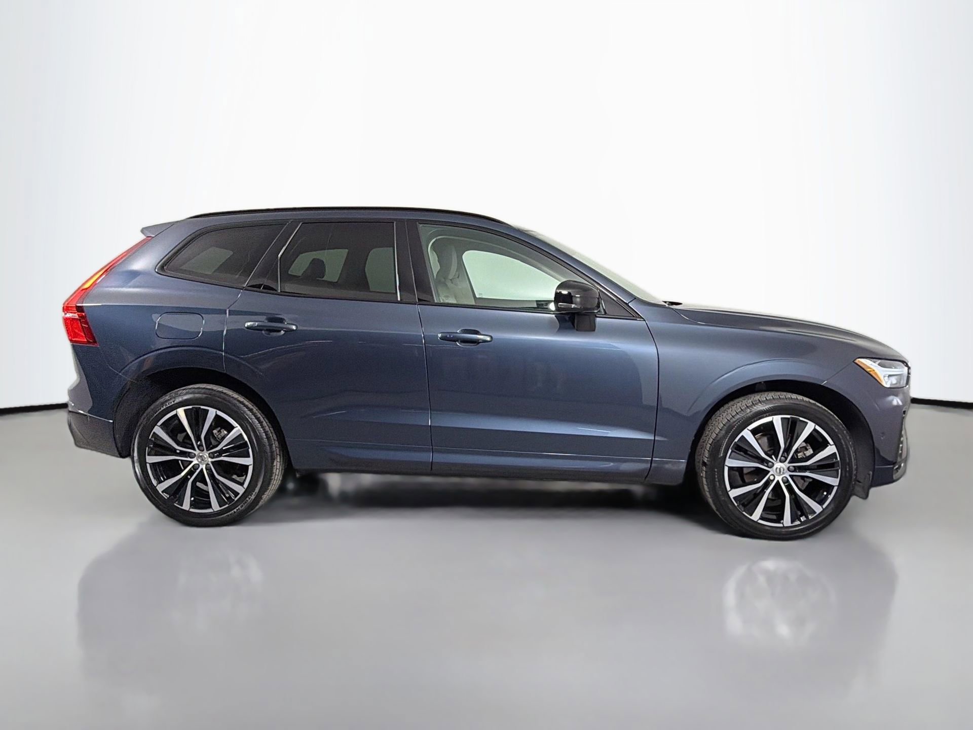 Certified 2023 Volvo XC60 B5 Plus w/ Climate Package FWD image 5