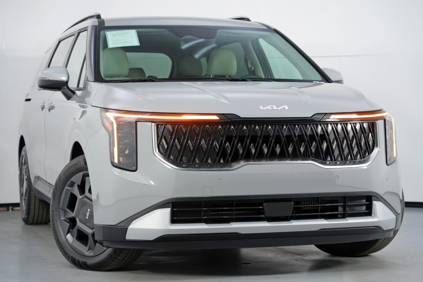 Used 2025 Kia Carnival EX image 4