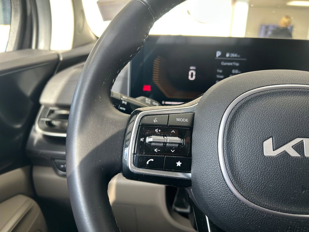 Used 2025 Kia Carnival image 17