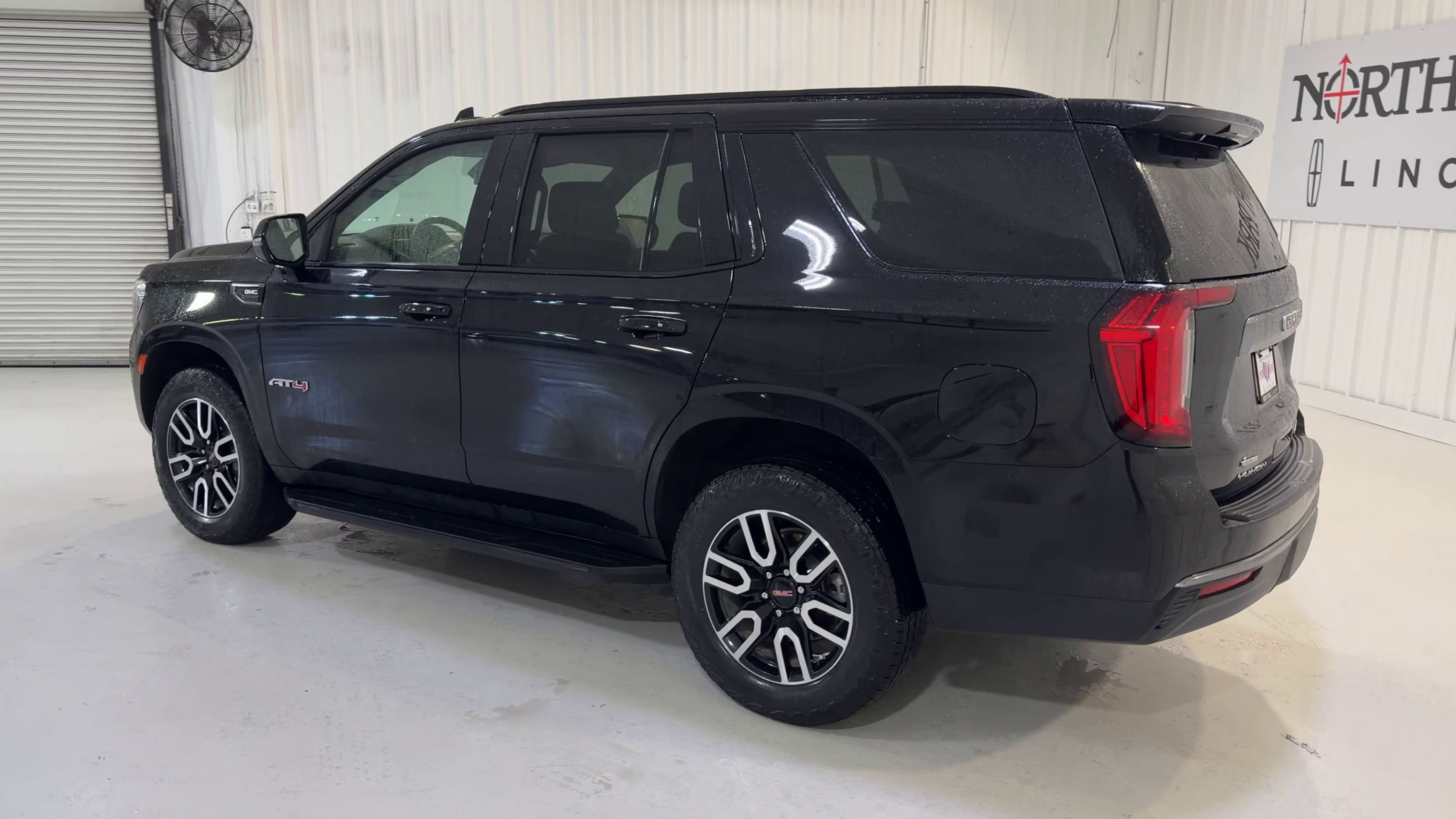 Used 2024 GMC Yukon AT4 AWD/4WD image 7