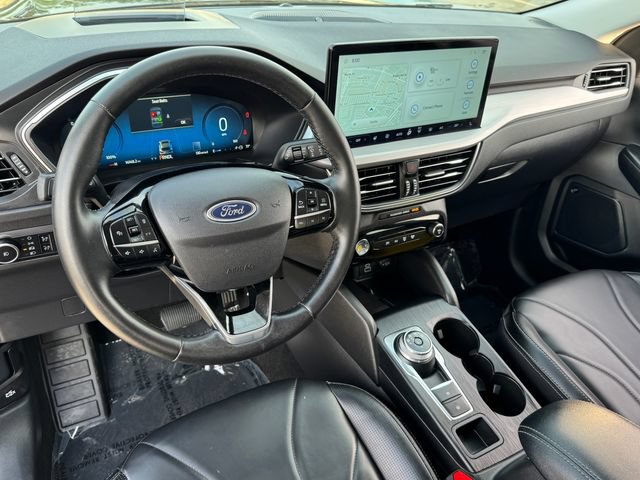 Used 2025 Ford Escape Platinum w/ Premium Technology Package FWD image 2