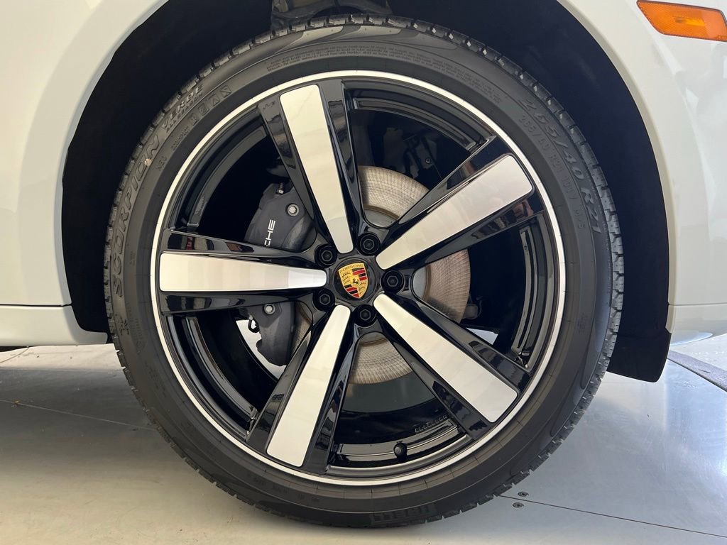 Certified 2025 Porsche Macan Turbo image 27