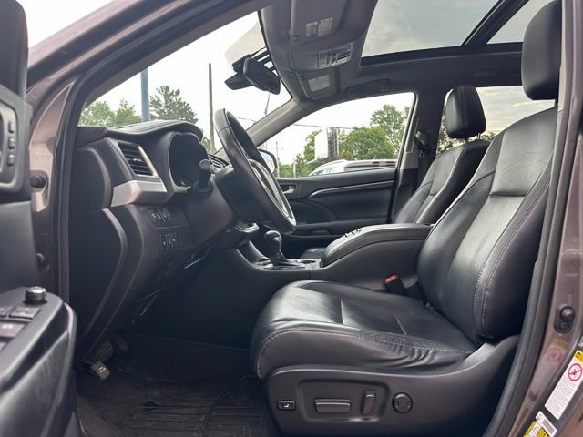 Used 2016 Toyota Highlander Limited Platinum w/ Four Season Floor Mat Package AWD/4WD image 10