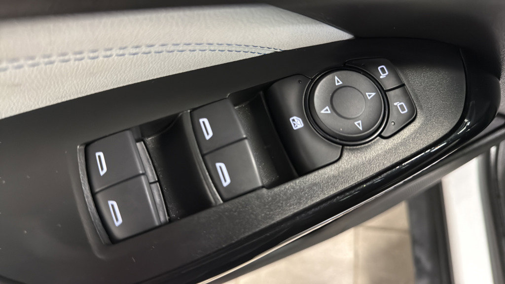 Used 2025 Chevrolet Trax LT w/ LT Convenience Package image 14