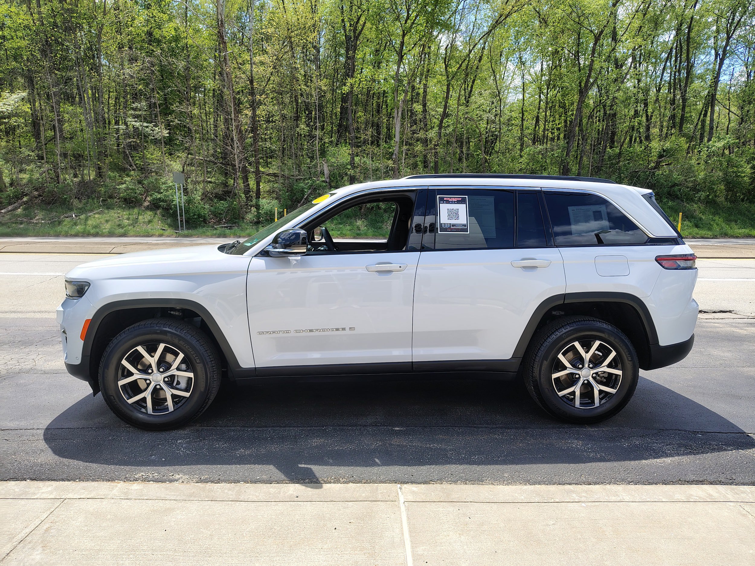 Certified 2025 Jeep Grand Cherokee Limited w/ Luxury Tech Group II AWD/4WD image 6