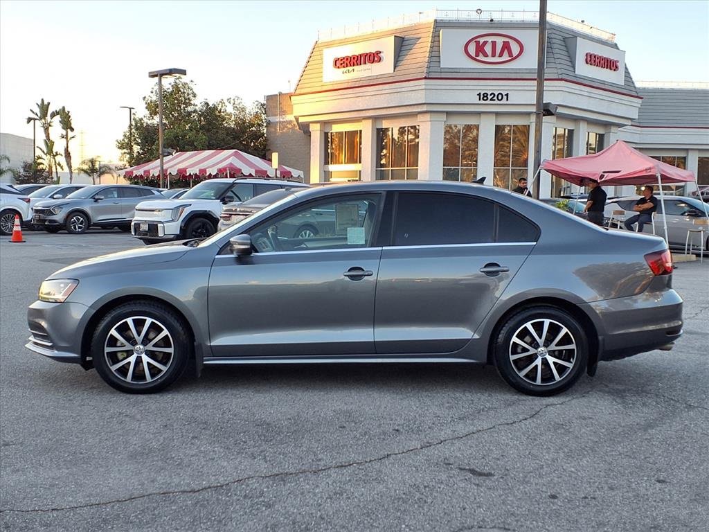 Used 2017 Volkswagen Jetta SE image 2