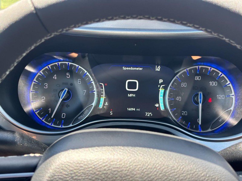 Used 2026 Chrysler Pacifica Limited FWD image 21