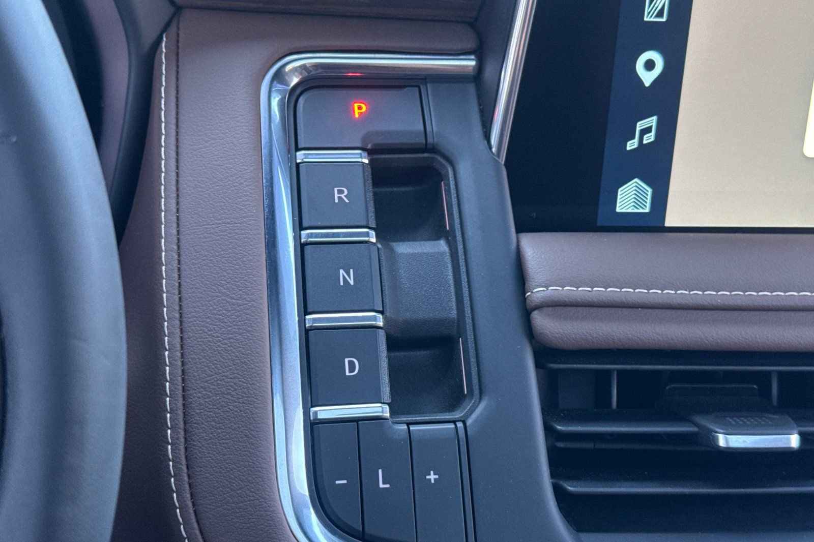 Used 2023 Chevrolet Suburban High Country AWD/4WD image 32