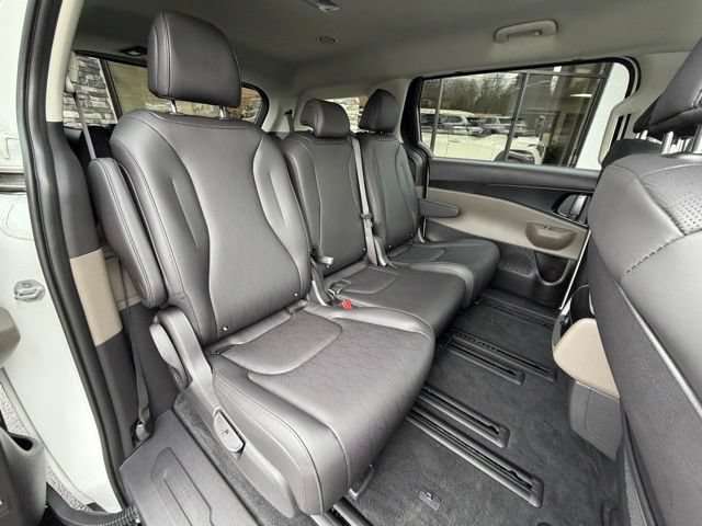 Used 2026 Kia Carnival LXS FWD image 13