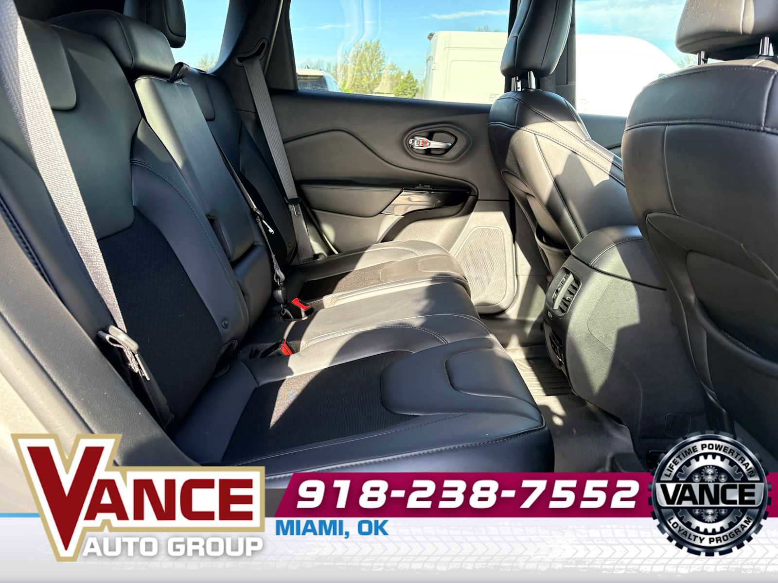 Used 2019 Jeep Cherokee Latitude Plus AWD/4WD image 18