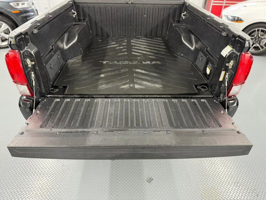 Used 2018 Toyota Tacoma TRD Sport image 18