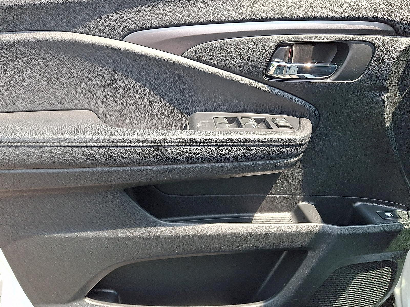 Used 2017 Honda Pilot LX image 10