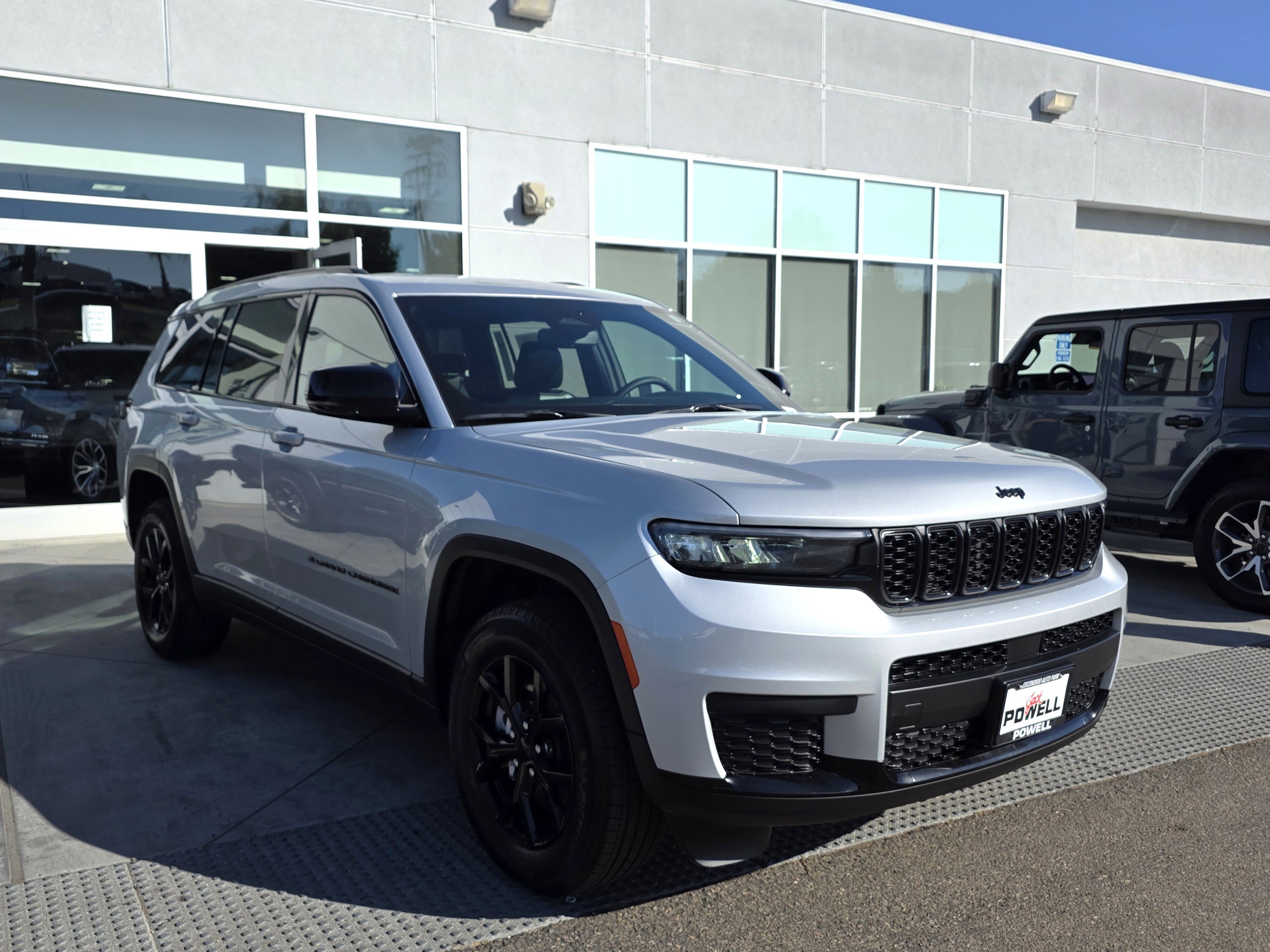 Certified 2024 Jeep Grand Cherokee L Laredo image 6