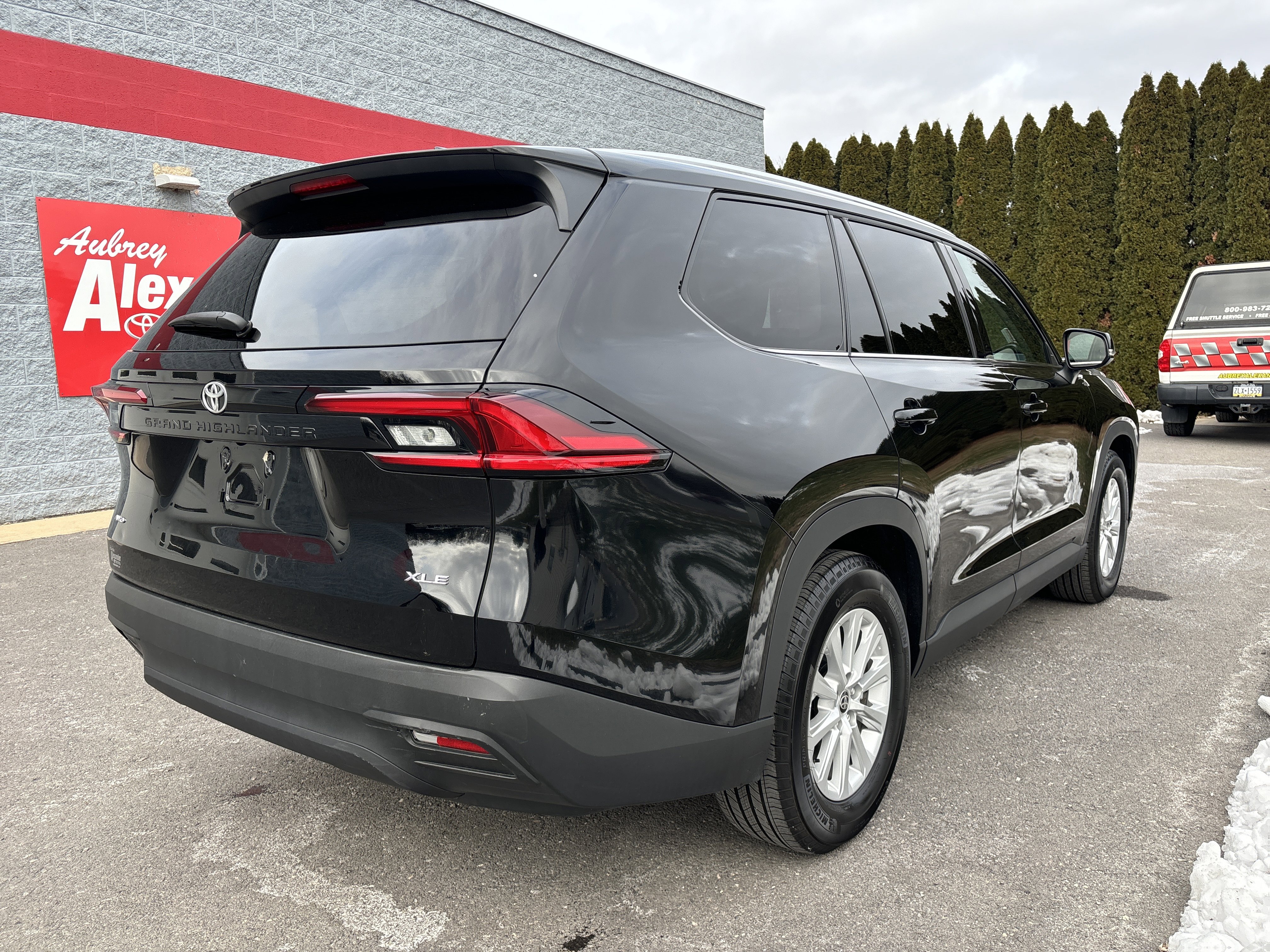 Used 2025 Toyota Grand Highlander AWD video 3