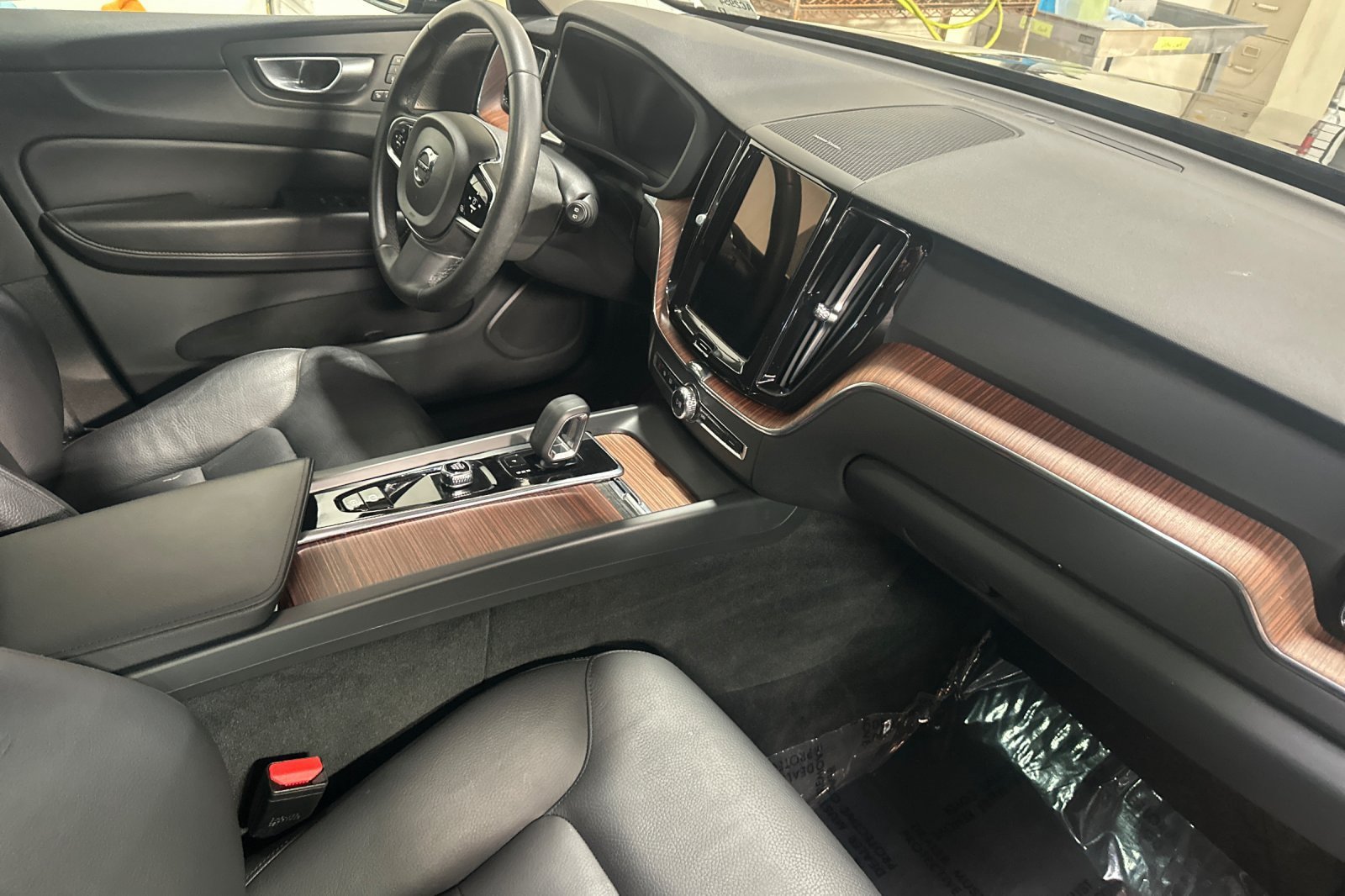Certified 2024 Volvo XC60 B5 Plus AWD/4WD image 19