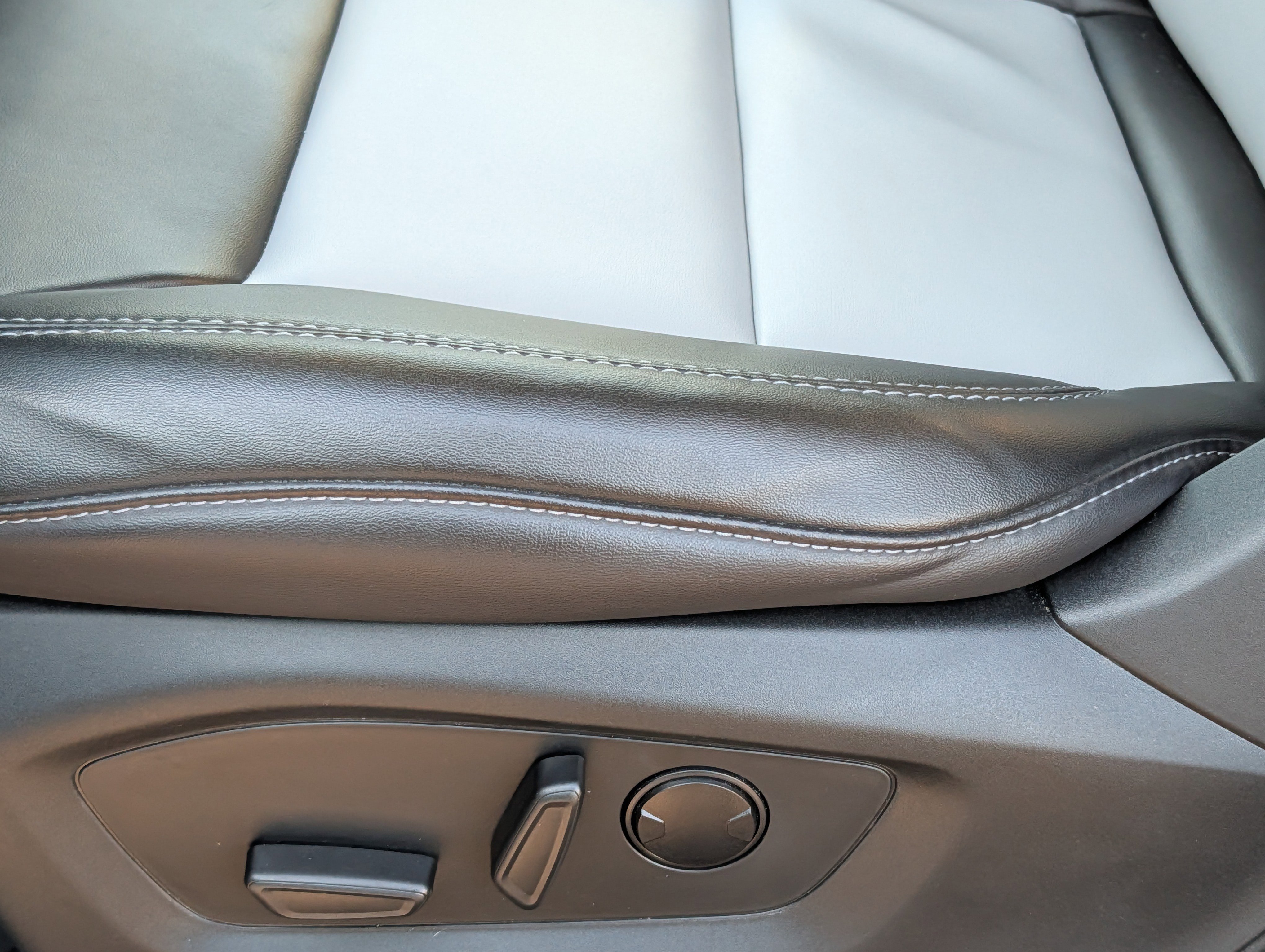 Used 2023 Ford Explorer XLT w/ Equipment Group 202A image 11