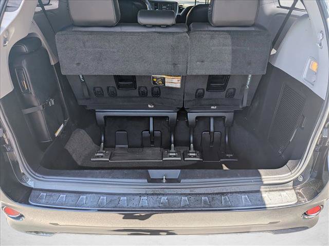 Used 2018 Toyota Sienna SE w/ Carpet Mat Package FWD image 6