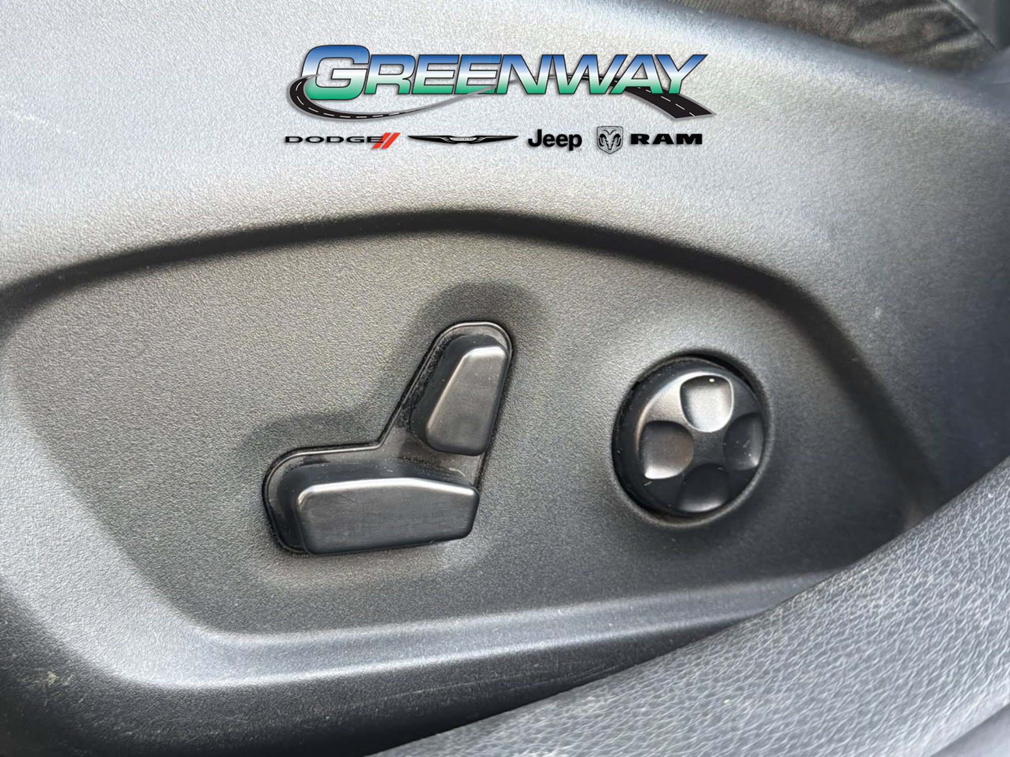 Used 2018 Jeep Compass Latitude FWD image 19