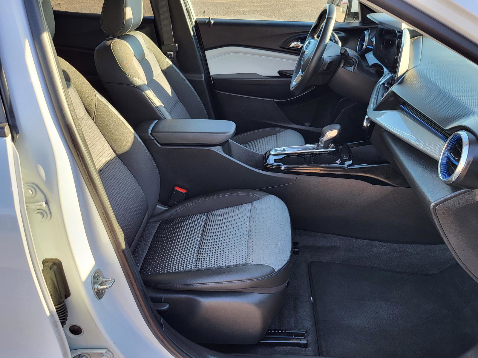 Used 2025 Chevrolet Trax LT w/ LT Convenience Package image 10